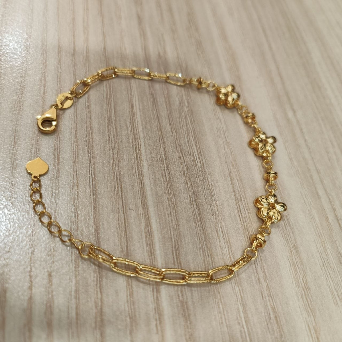 916 gold three-flower link bracelet full view