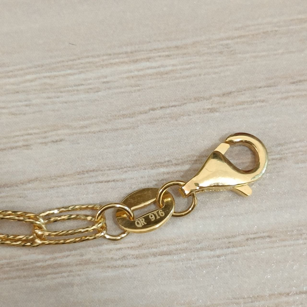 916 gold hallmark and lobster clasp close-up