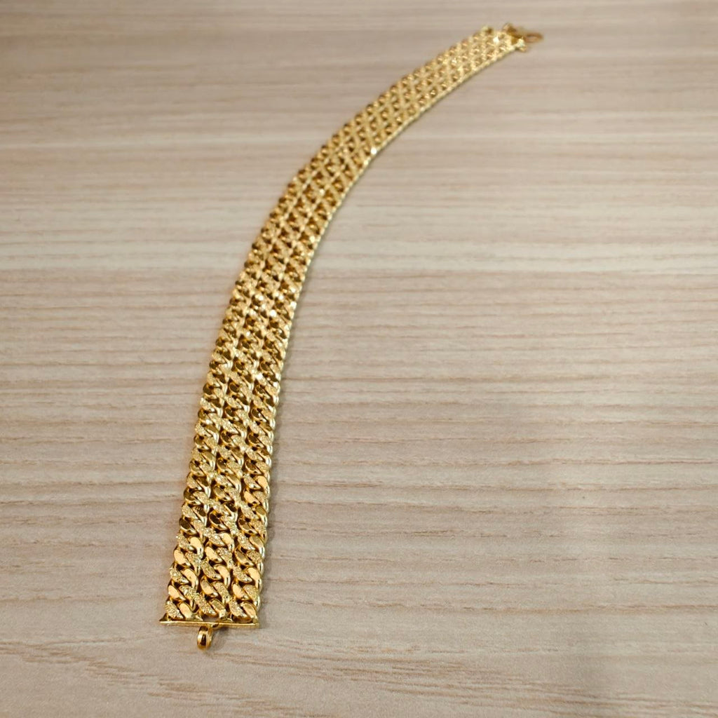Side view of 916 Gold Triplet Cowboy chain bracelet.