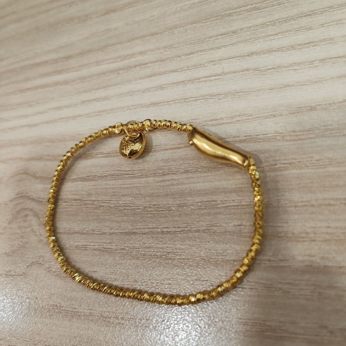 999 gold Fu bag bracelet showing Fu charm and fish clasp