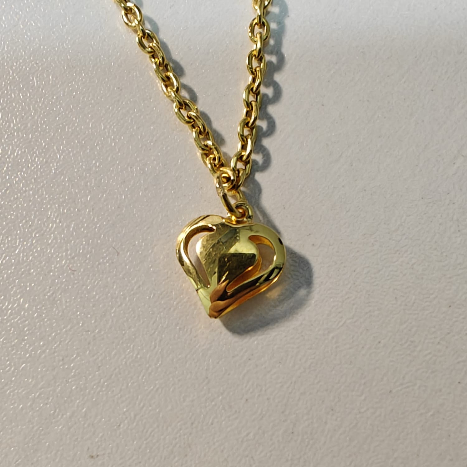 916 Gold Wan Zi Dangling Heart Bracelet Slim elegant design