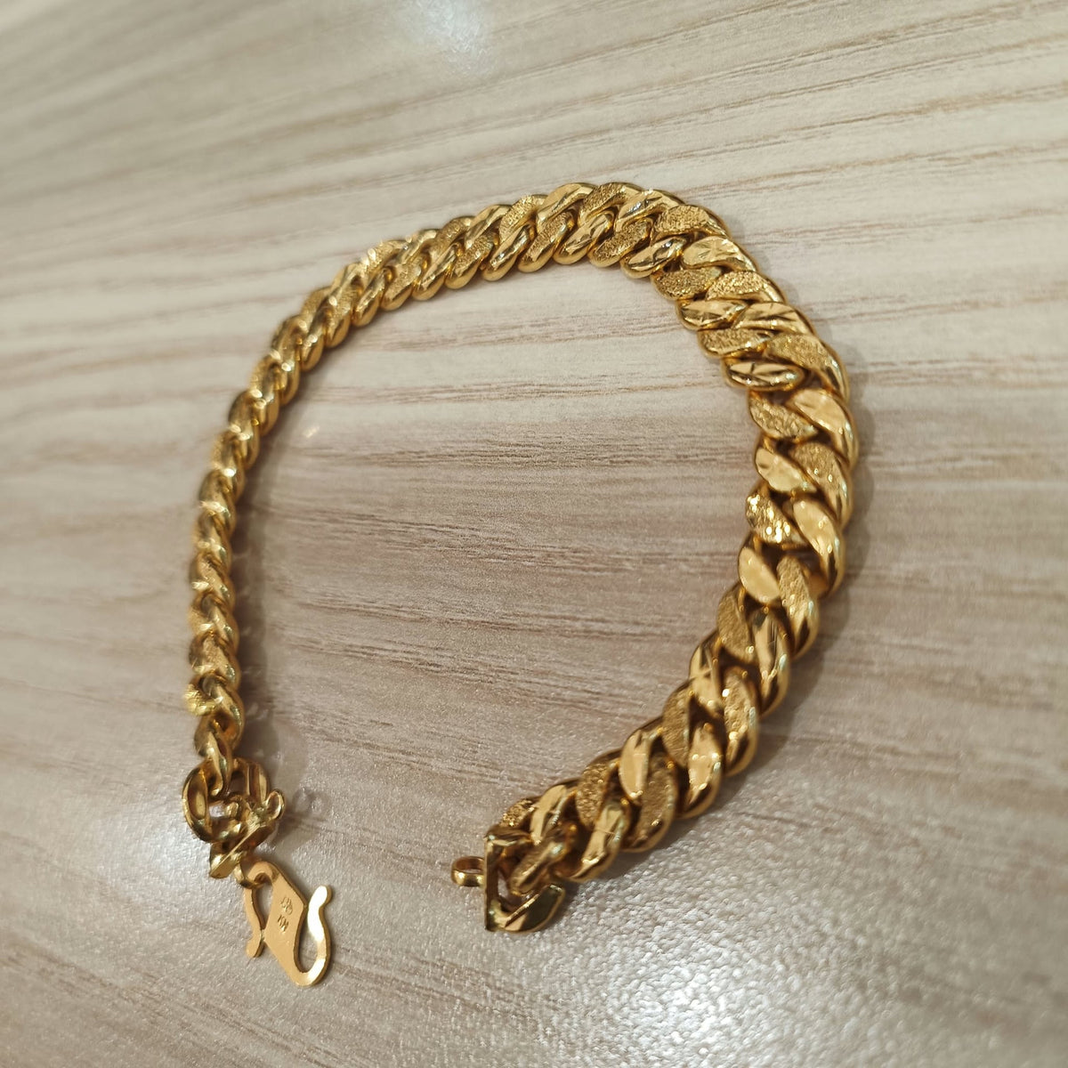 916 Gold Hollow Cowboy Bracelet | 22K Gold