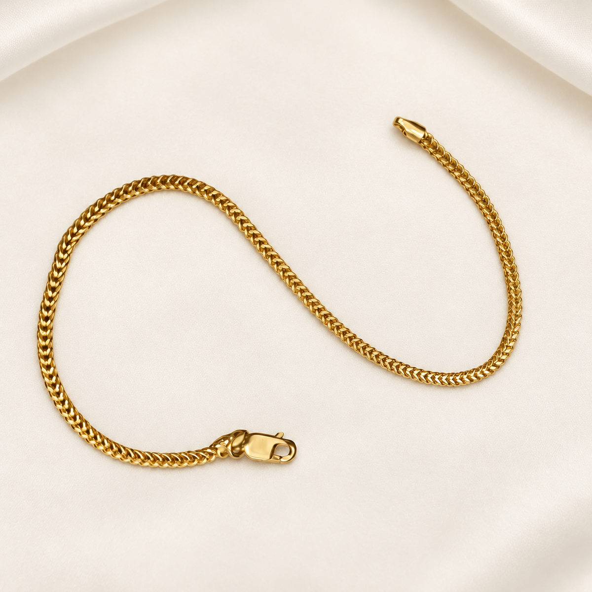 22K / 916 gold Hollow Box Bracelet laid in a curve, showing polished linked chain and clasp
