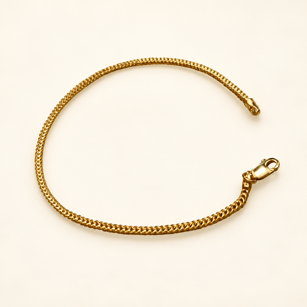 22K / 916 gold Hollow Box Bracelet, detail view of the slim linked chain and lobster clasp