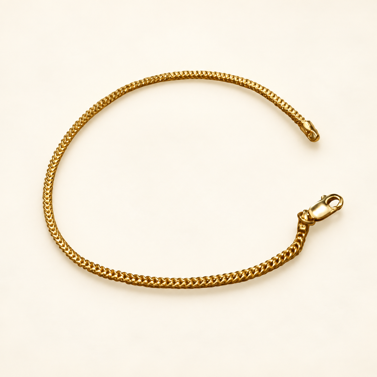22K / 916 gold Hollow Box Bracelet, detail view of the slim linked chain and lobster clasp