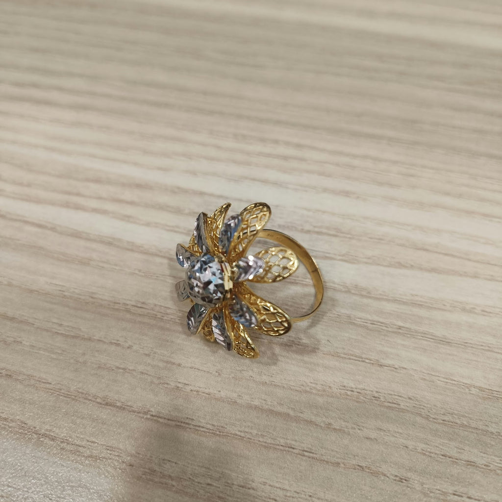 916 Gold two-tone daisy ring with floral motif