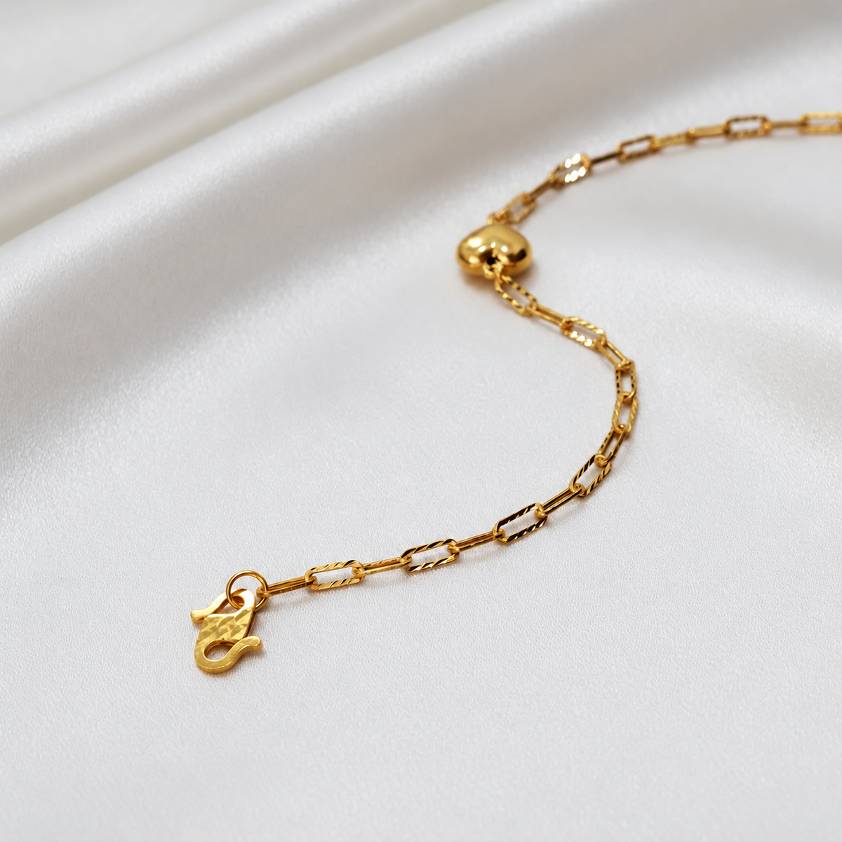 Close-up of the S-hook clasp and faceted clip links on the 916 gold Clip-Link Heart Bracelet