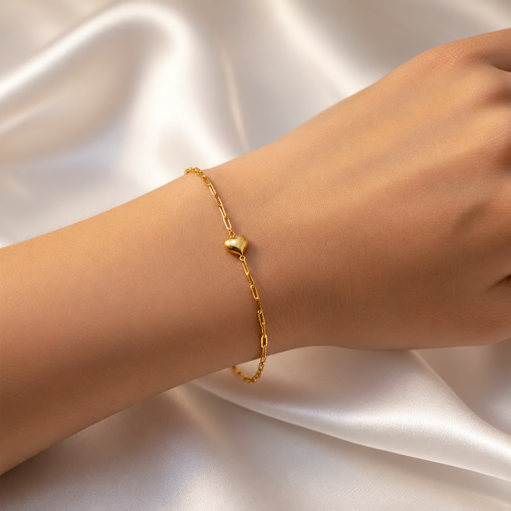 916 gold Clip-Link Heart Bracelet worn on a wrist, showing fine links and polished heart centrepiece