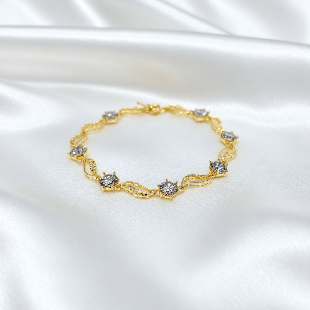 Reference leaf-link bracelet arranged in a circle on white satin with round silver-coloured accents
