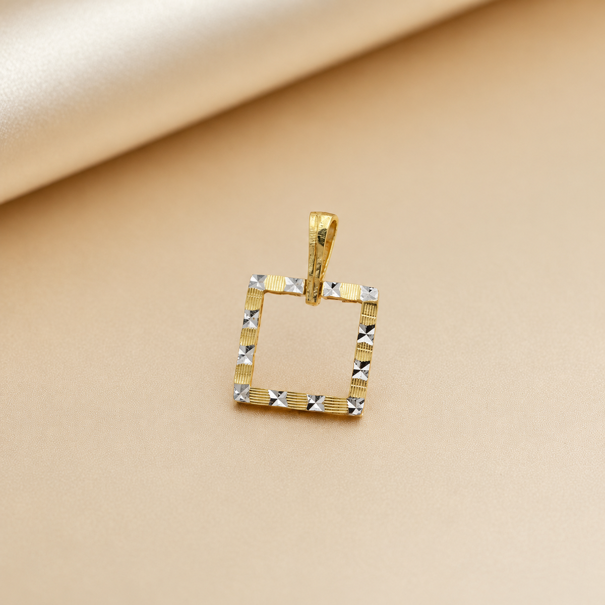 916 gold square-frame pendant with alternating ribbed sections and bright faceted highlights