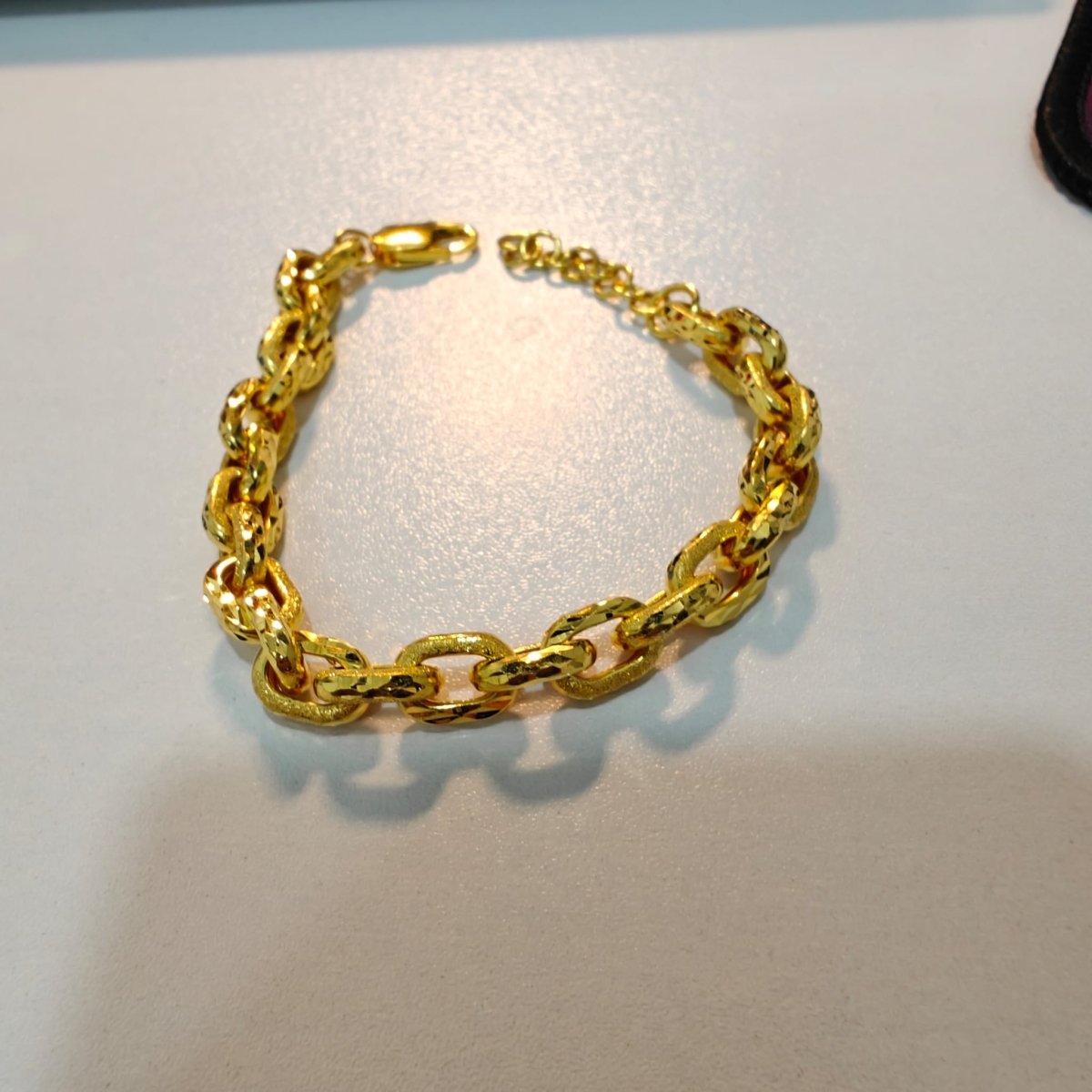 Guild Bullion 22K / 916 gold Golden Anchor Link Bracelet arranged in an open oval showing graduated links and adjustable fastening