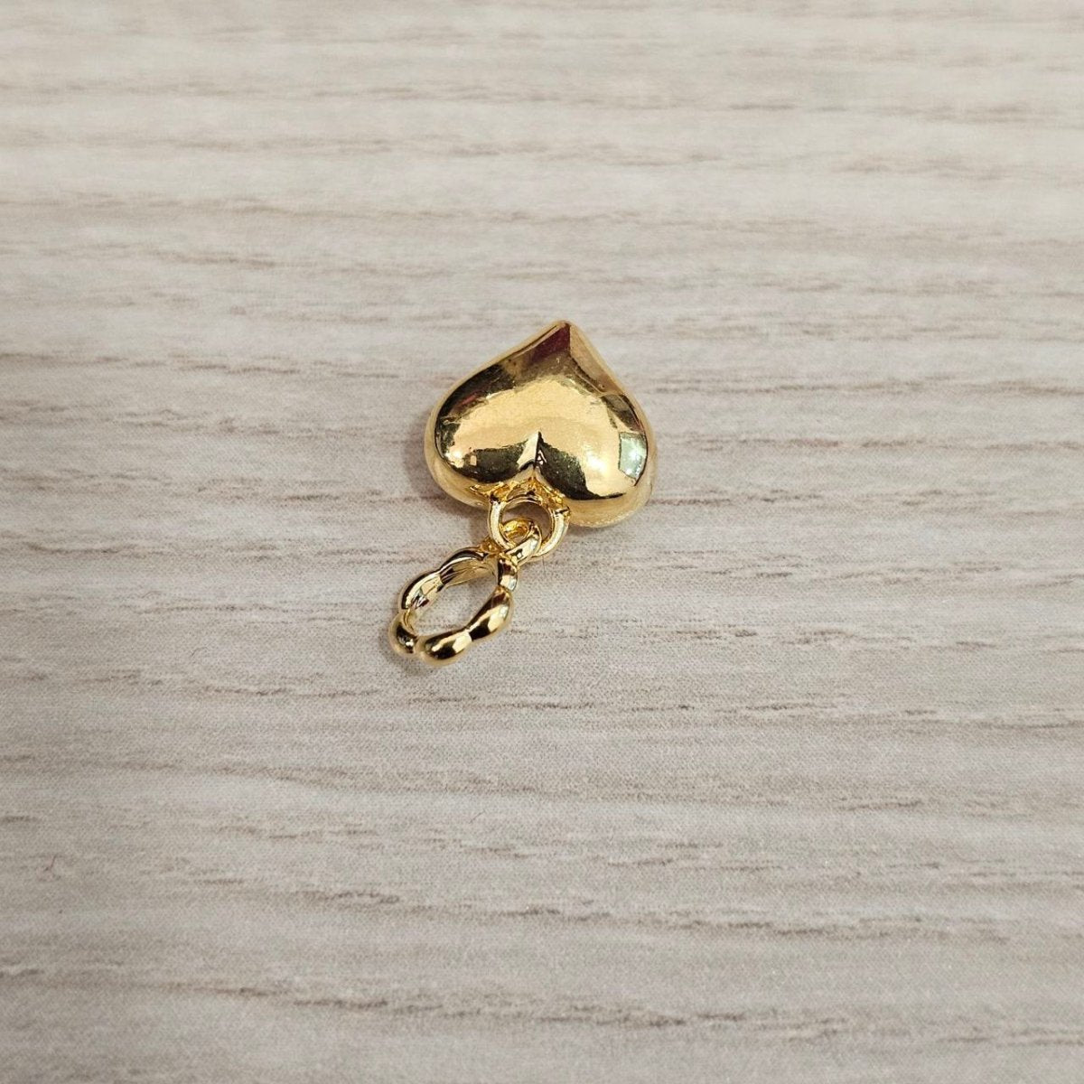 Guild Bullion 916 gold polished heart charm; collection design reference. Check selector for current options and availability.
