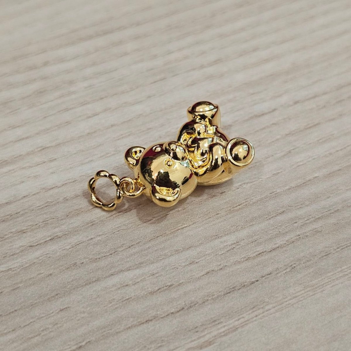 Guild Bullion 916 gold bear figures; collection design reference. Check selector for current options and availability.