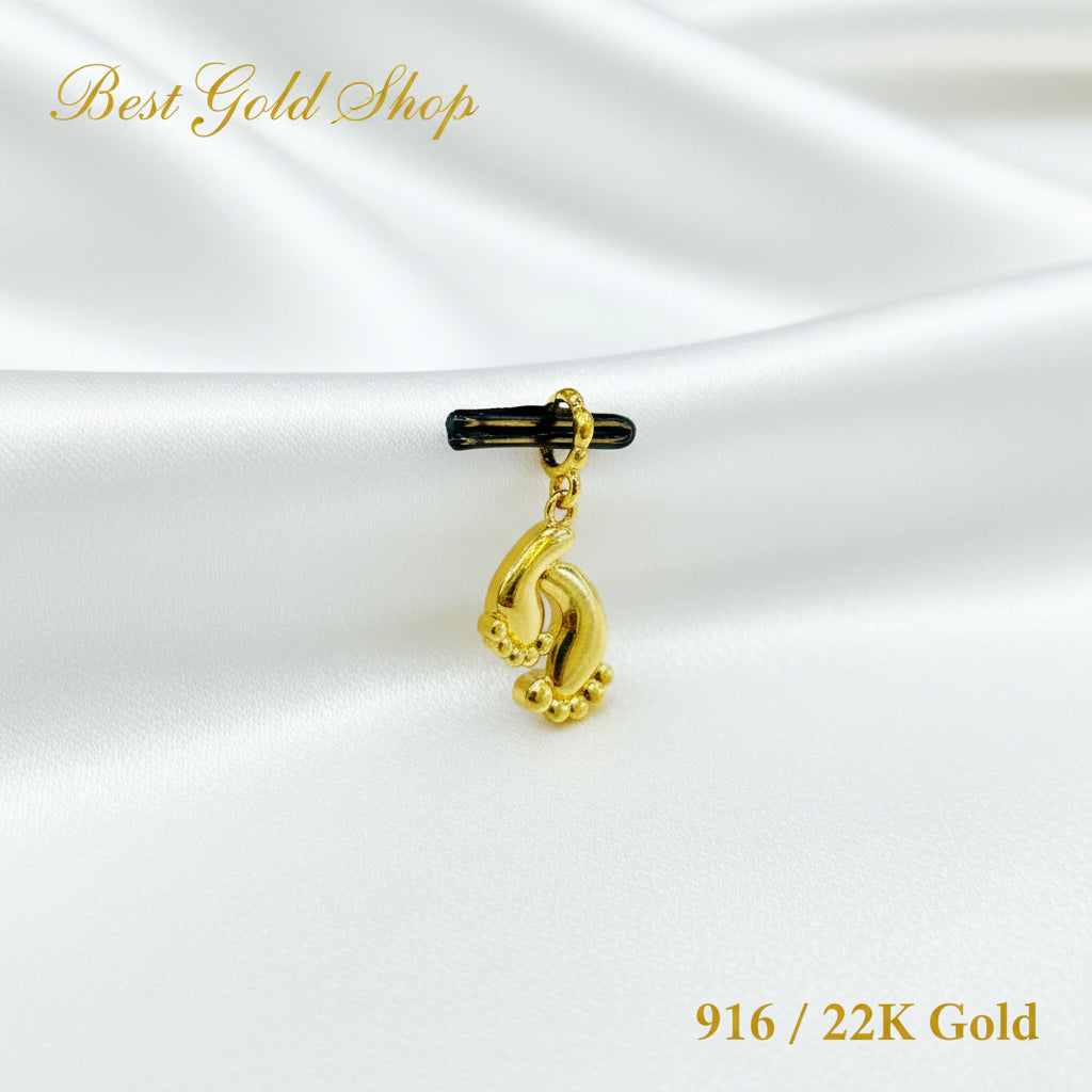 Guild Bullion 916 gold leaf patterned charm; collection design reference. Check selector for current options and availability.