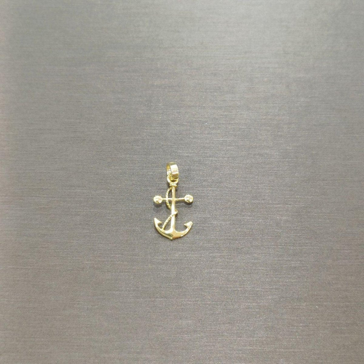 Alternate view of the 916 gold classic anchor pendant with bail and rope detail