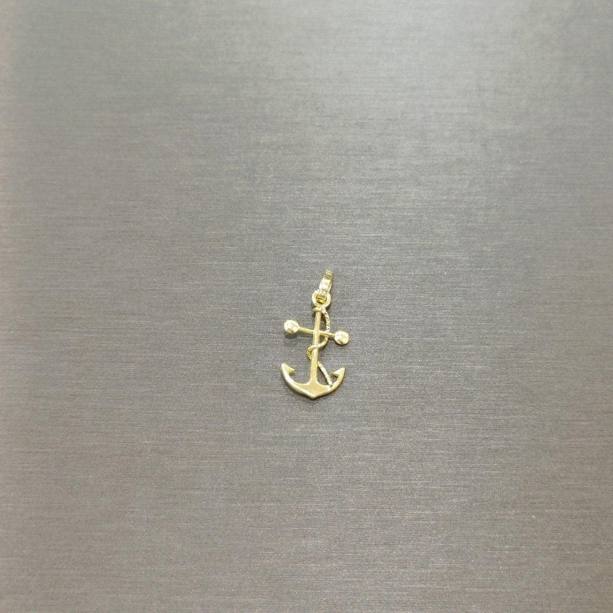 916 gold classic anchor pendant with rope detail on a grey background