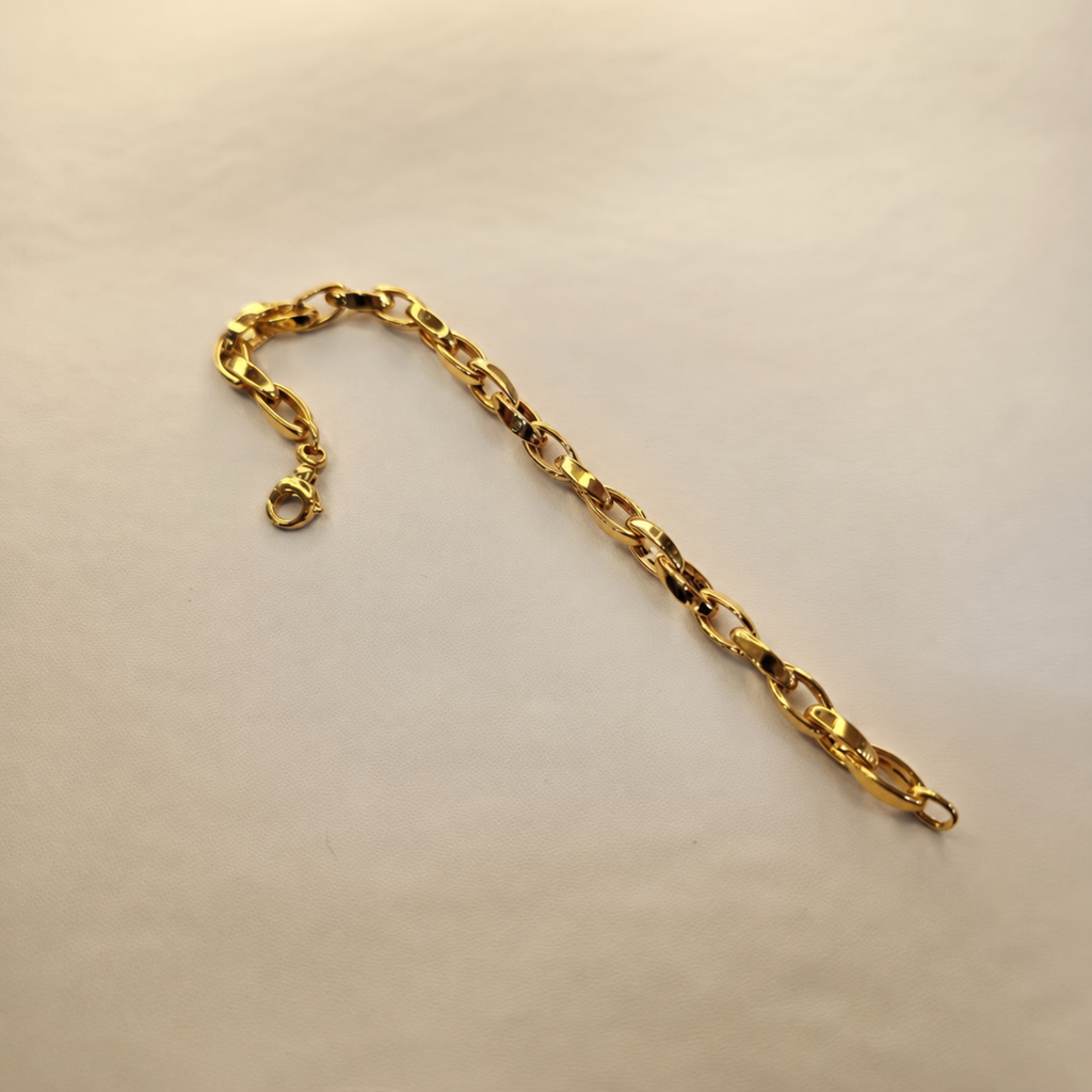 Guild Bullion 22K / 916 gold Oval Anchor Bracelet showing polished oval links, lobster clasp and end ring on cream fabric