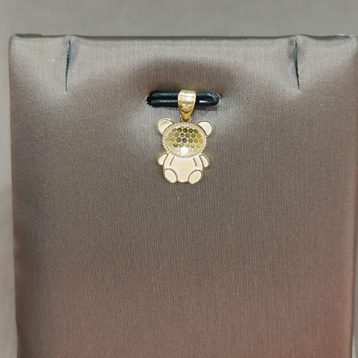 916 gold bear pendant with round patterned face and polished paws