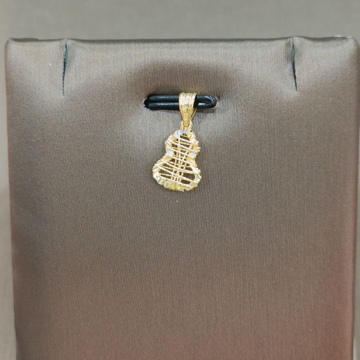Reference openwork gold gourd-shaped pendant at an angle