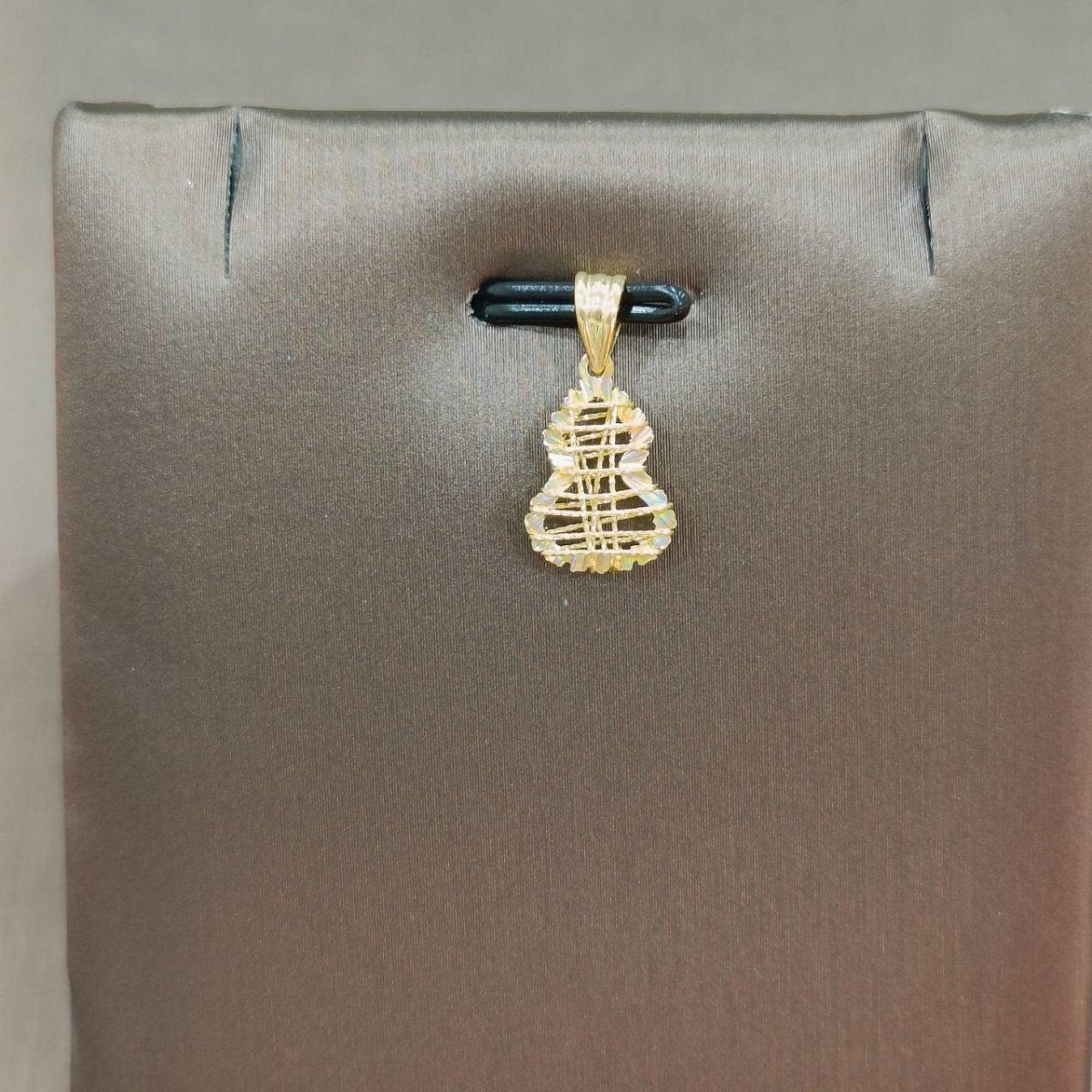 Front view of the reference openwork gold gourd-shaped pendant