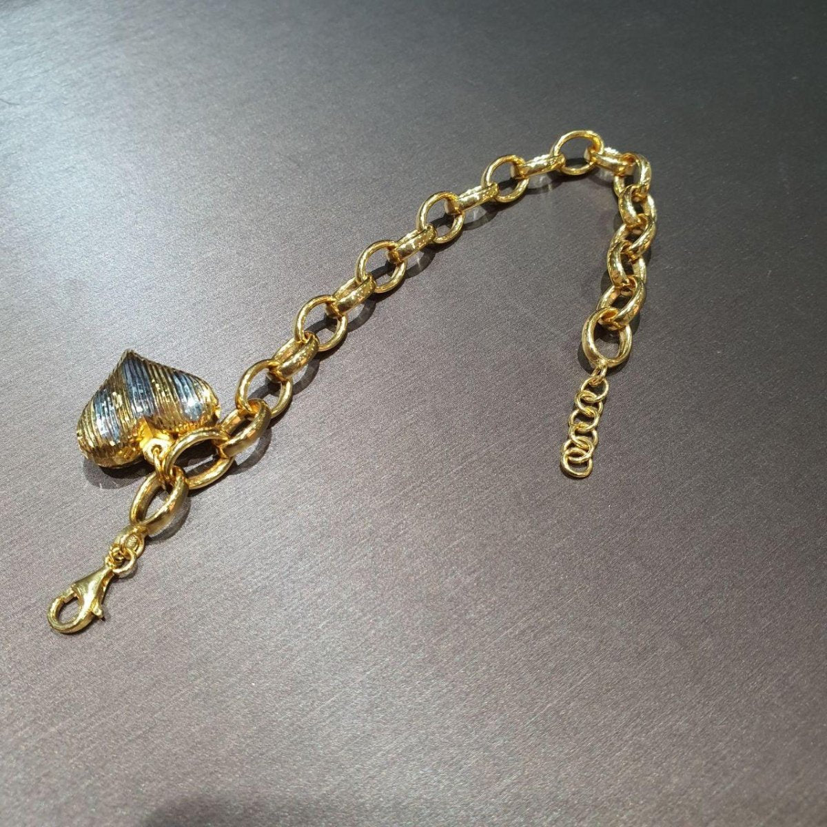 BR19947 916 gold ring-link bracelet with ridged heart pendant, lobster clasp and adjustable extension rings