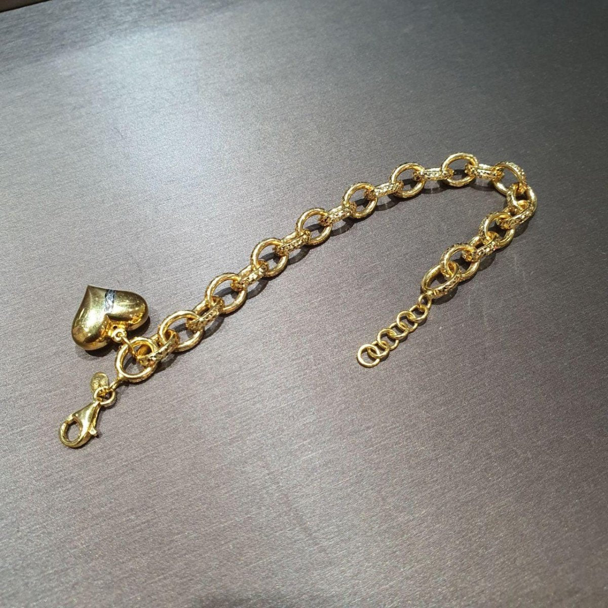 BR19948 916 gold ring-link bracelet with polished heart pendant, lobster clasp and adjustable extension rings