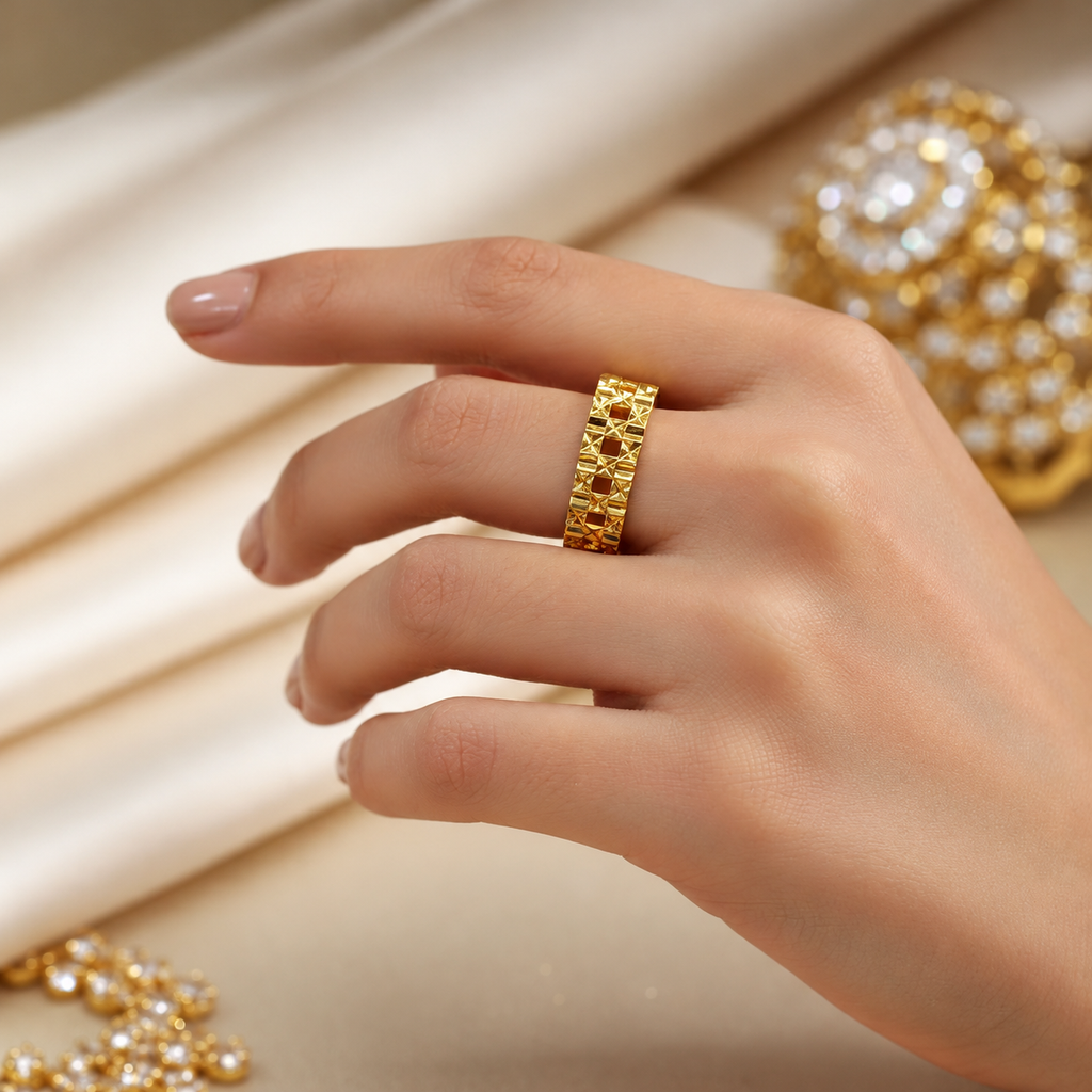 916 gold Slim Keeper lightweight ring worn on a hand, shown as a styling reference
