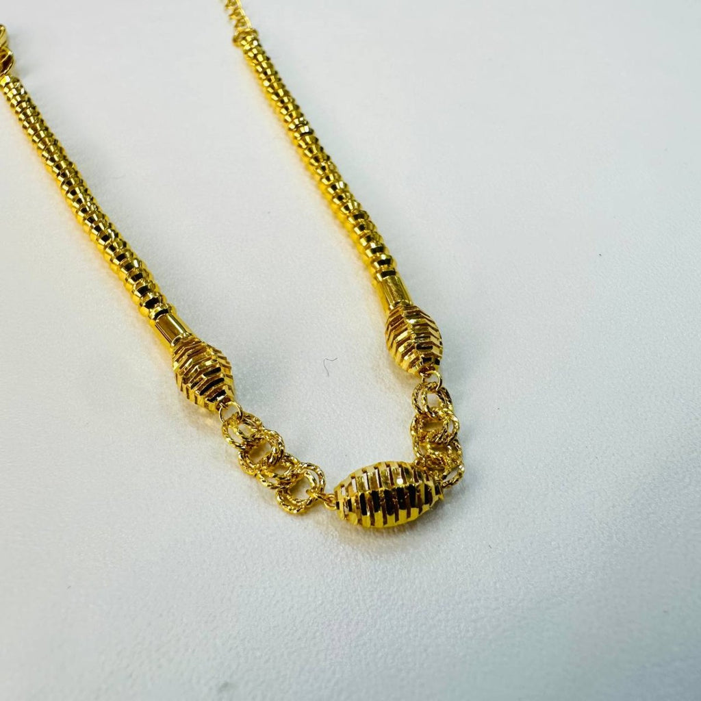 Guild Bullion 22K / 916 gold triple oval bracelet close-up of three ribbed oval beads and textured connecting links