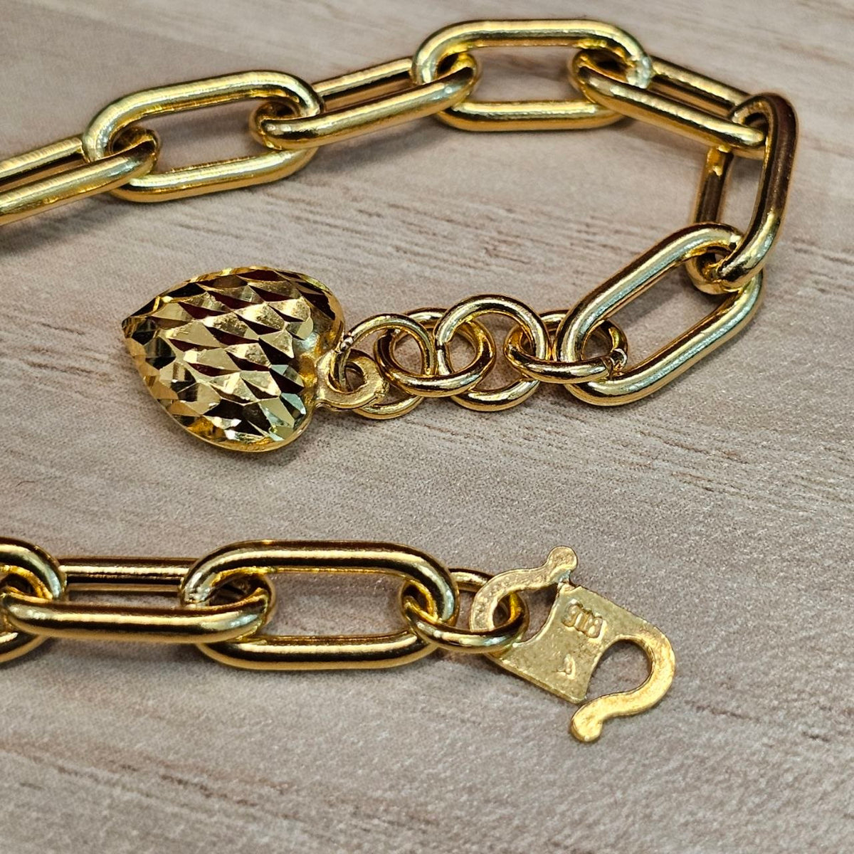 916 Gold Clip Link Bracelet with Dangling Heart
