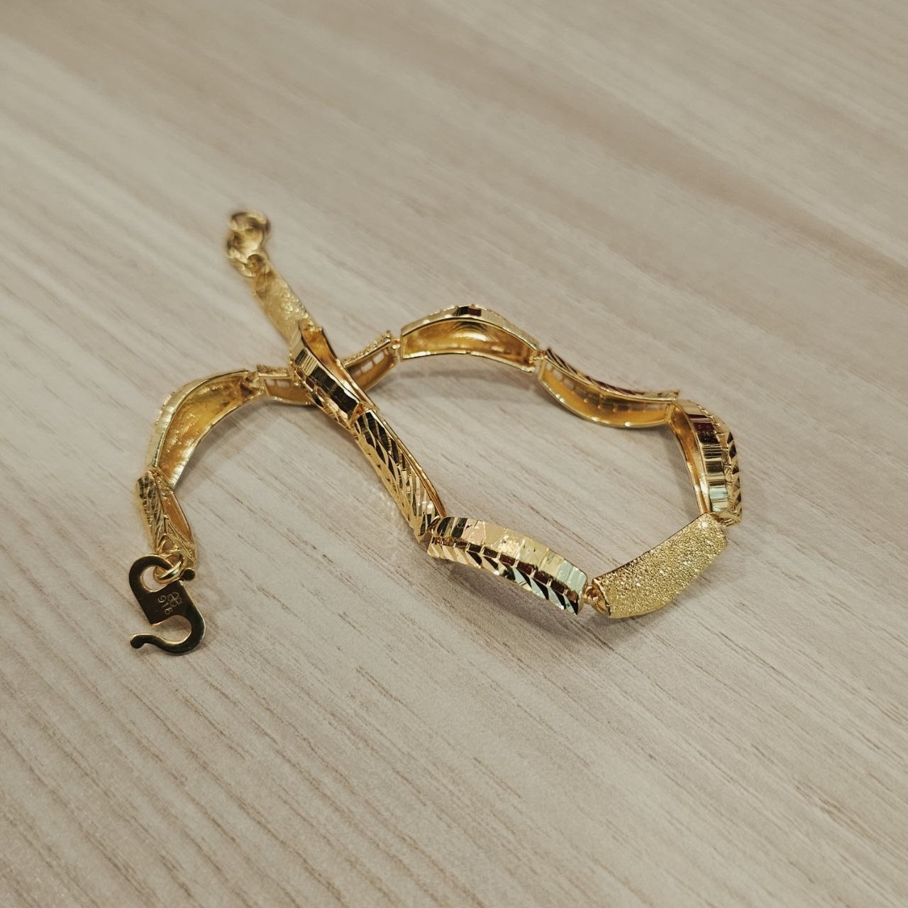 916 Gold Wavy Bracelet | New Design Elegant