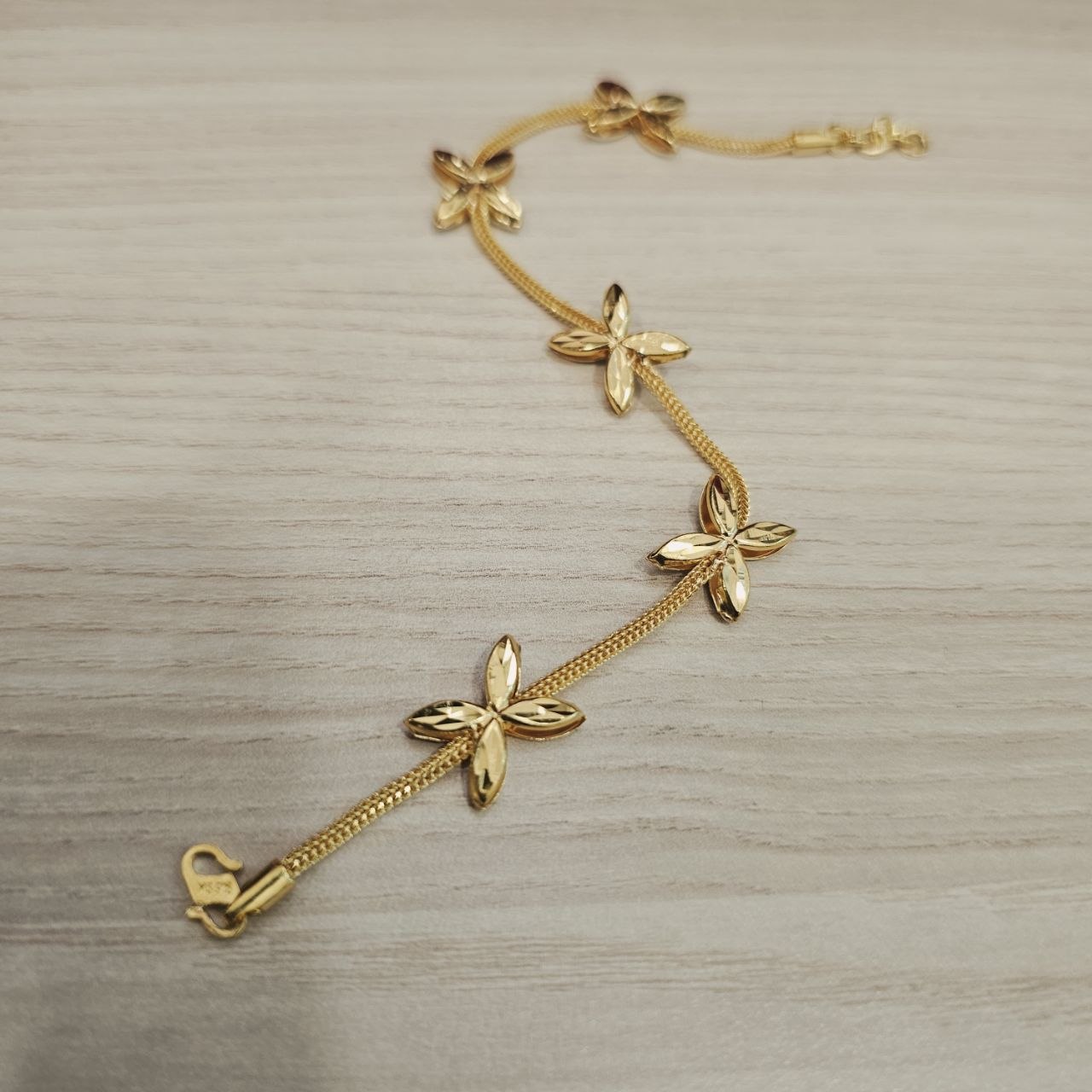 916 Gold 5 Flower Design Bracelet Two Tone