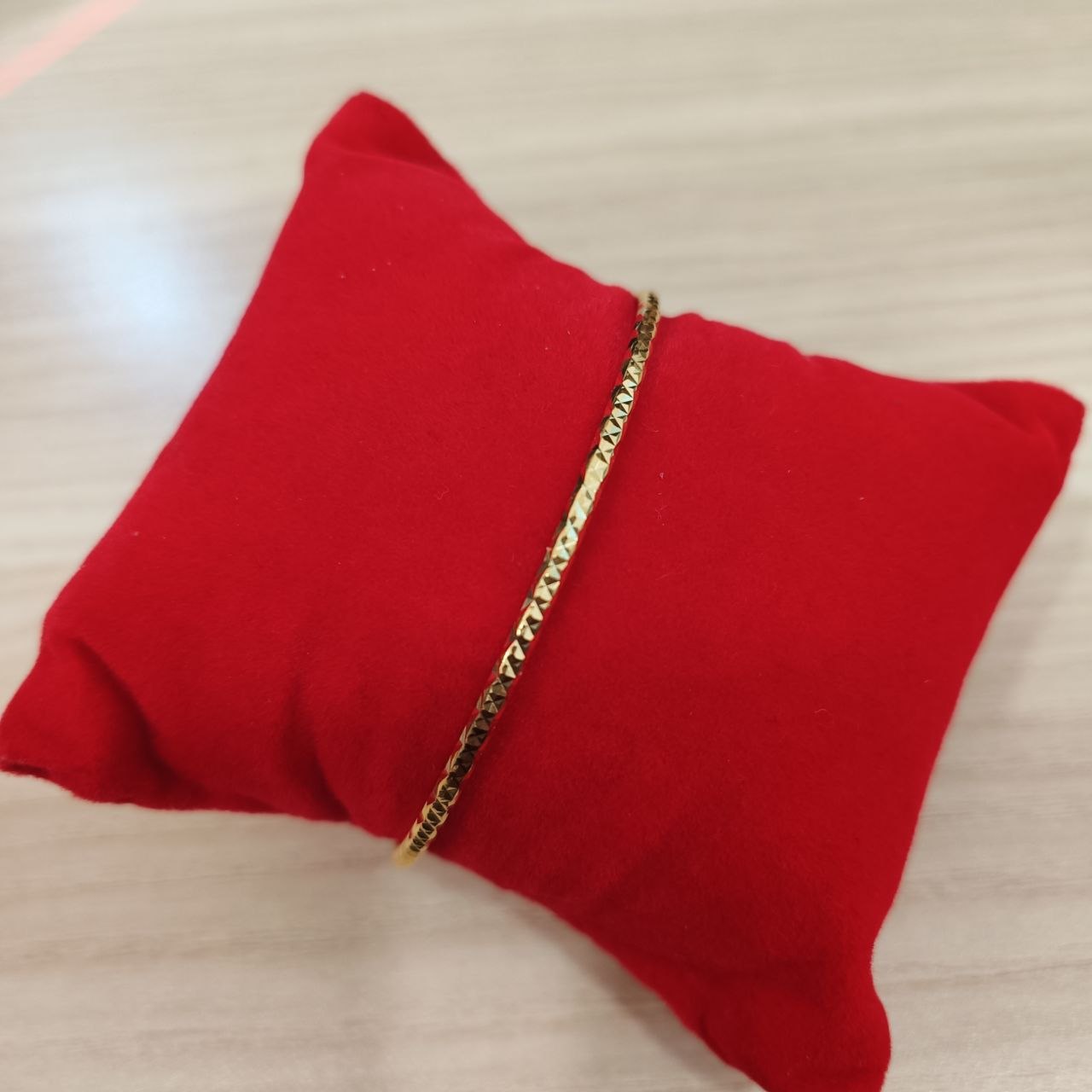 916 Gold Diamond-Cut Slim Bangle | Sparkling 22K Gold Design