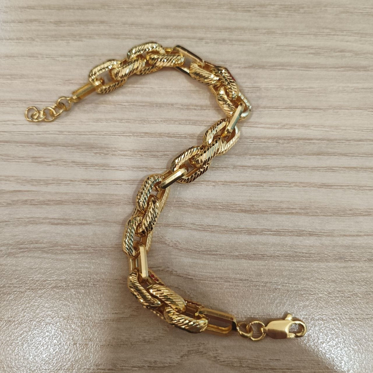916 Gold Wan Zi Link Bracelet — Textured Hollow Design