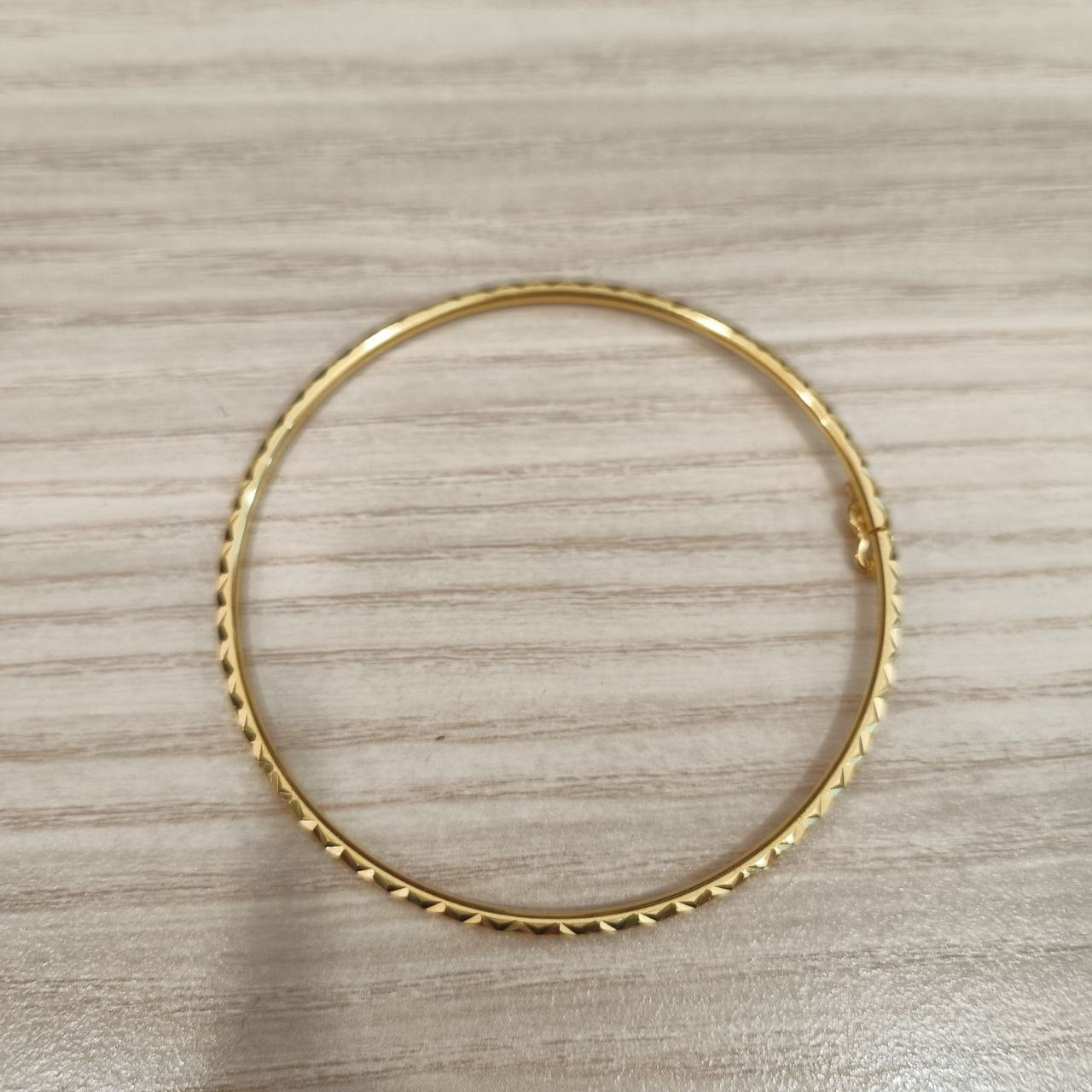 916 Gold Diamond-Cut Slim Bangle | Sparkling 22K Gold Design