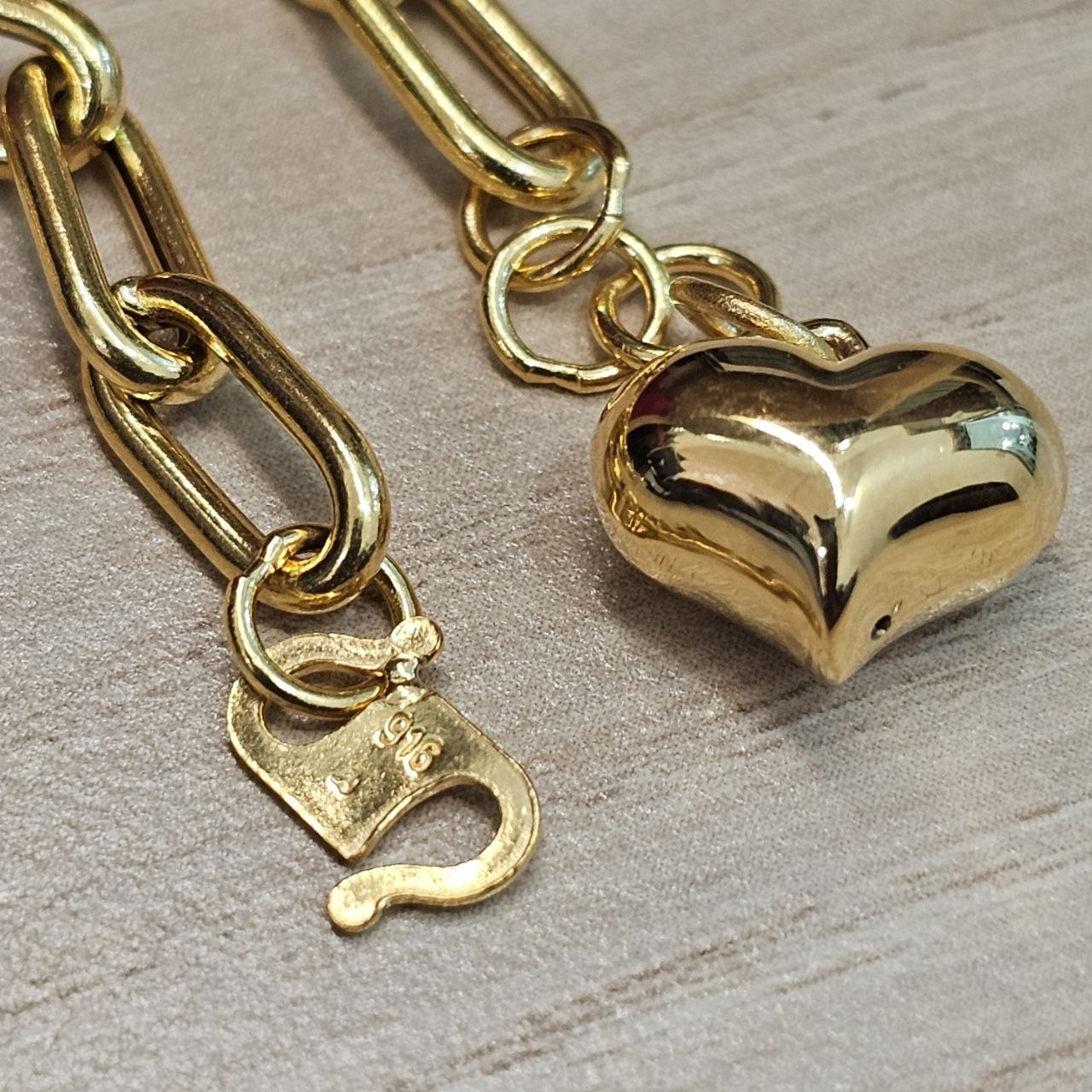 916 Gold Fancy Link Dangling Heart Bracelet V4 Bold and Elegant, Weight 4.63g L17.5-18.5 cm Width 0.5