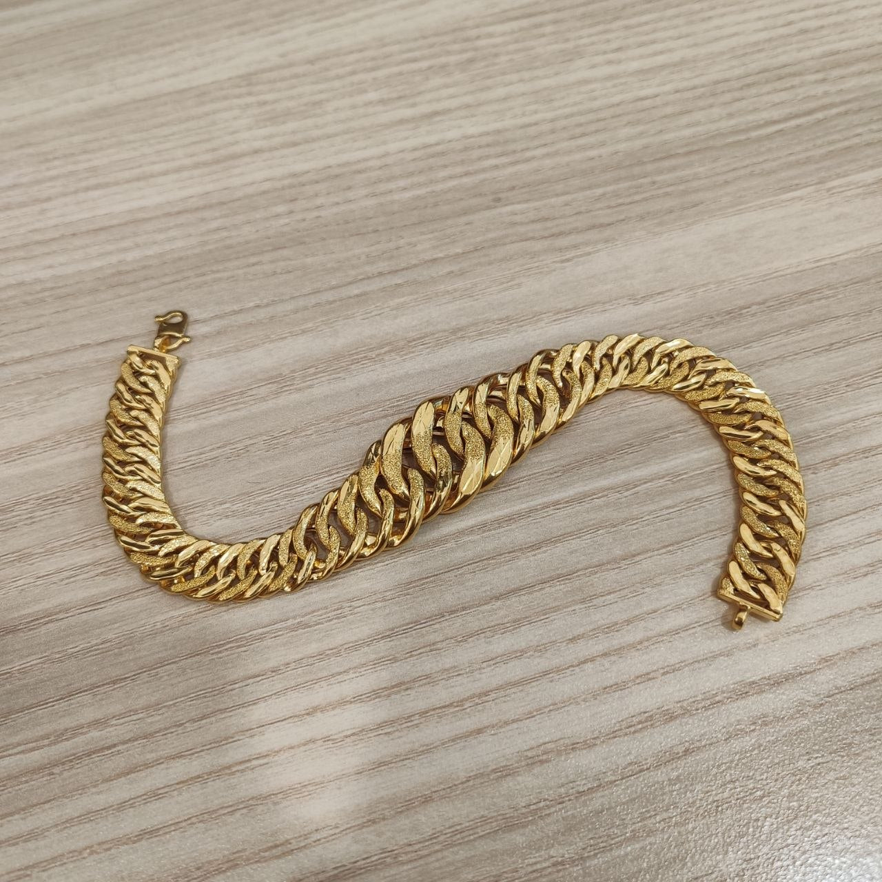 916 Gold Hollow Lipan Link Bracelet | Wide 22K Gold Statement Design