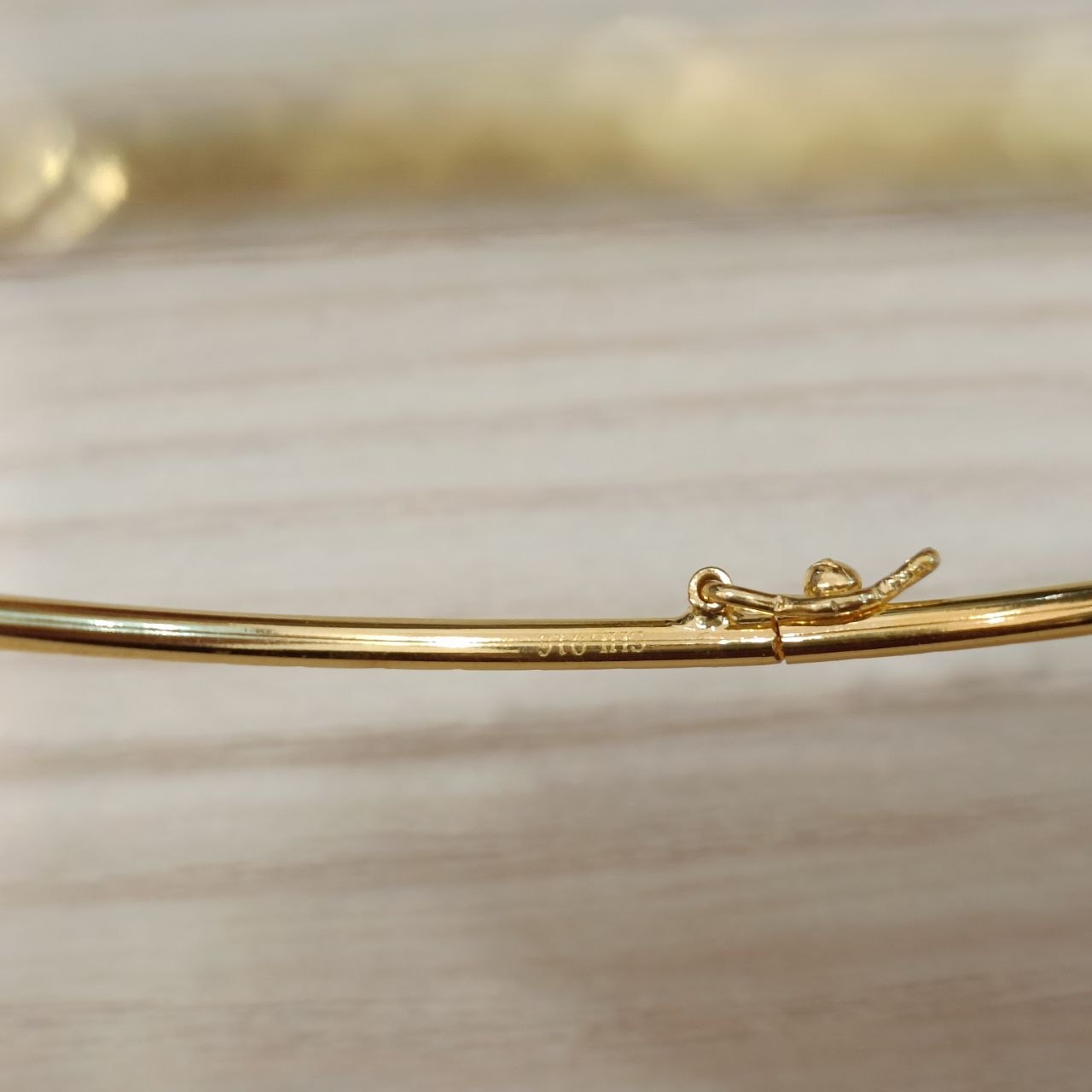 916 Gold Diamond-Cut Slim Bangle | Sparkling 22K Gold Design