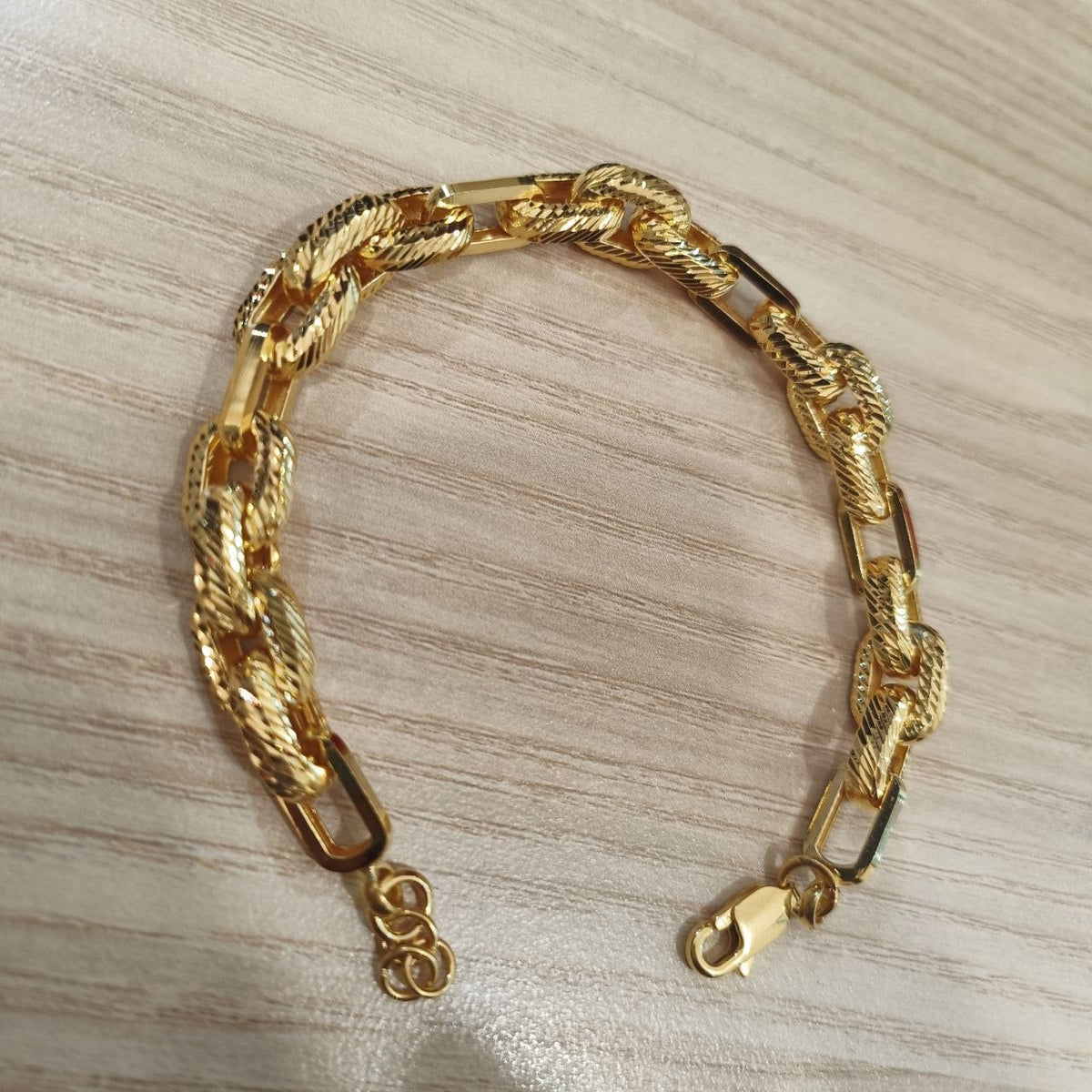 916 Gold Wan Zi Link Bracelet — Textured Hollow Design