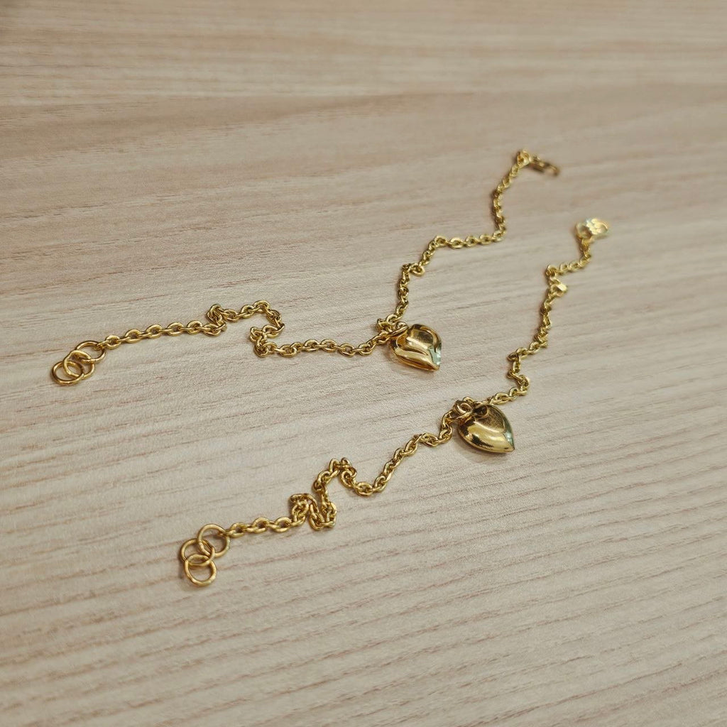 916 Gold Wan Zi Dangling Heart Bracelet Slim elegant design
