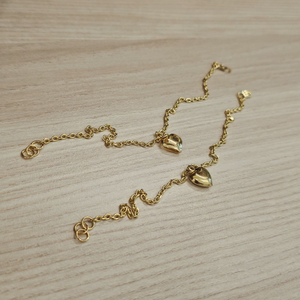 916 Gold Wan Zi Dangling Heart Bracelet Slim elegant design