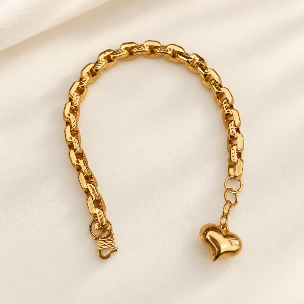 Full view of 22K / 916 gold Wanzi heart bracelet with hook clasp and extension rings