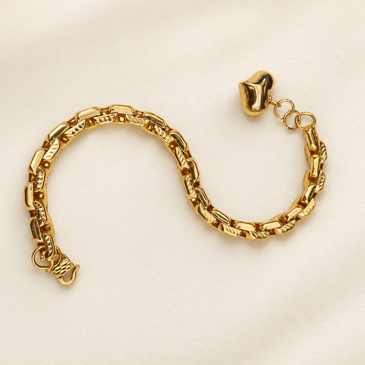 Diamond-cut Wanzi link detail on 22K / 916 gold heart bracelet